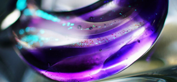 下弦の月 ～ 紫月の虹 ～ 光の反射や透過で美しい煌きや色味をお楽しみいただけます。 ラフォルム ガラスジュエリー ガラスアクセサリー