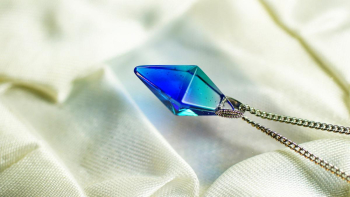 Dreamblue ～ 流青 ～ 小ぶりの八面体の内部にクリアーから青へのグラデーションで美しい青の世界を再現。 ラフォルム ガラスジュエリー ガラスアクセサリー