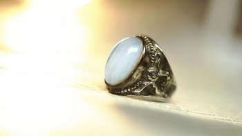 ラフォルム ガラスジュエリー ガラスアクセサリー Antique memorial ring ミルフィーユの様に折り重なるホワイトとクリアーが織りなす模様のガラスの中に、「思い出の大切なもの」を封入させていただきました。見る角度により内部が垣間見え…