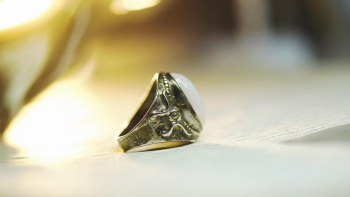 Antique memorial ring ミルフィーユの様に折り重なるホワイトとクリアーが織りなす模様のガラスの中に、「思い出の大切なもの」を封入。 ラフォルム ガラスジュエリー ガラスアクセサリー