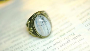 Antique memorial ring ミルフィーユの様に折り重なるホワイトとクリアーが織りなす模様。 ラフォルム ガラスジュエリー ガラスアクセサリー