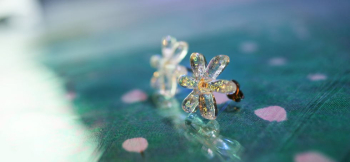 Snow flower ～ Radiant crystal  ～ 美しいダイクロガラスが偏光して輝きます。 ラフォルム ガラスジュエリー ガラスアクセサリー