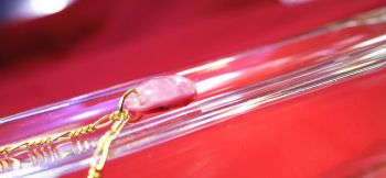 Happiness Petal ～ 永遠の微笑 ～ クリアーで覆っていますので、ラメの輝きが増して見えます。 ラフォルム ガラスジュエリー ガラスアクセサリー