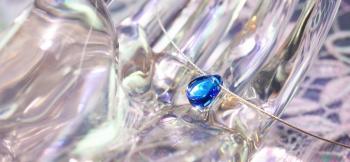 ラフォルム ガラスジュエリー ガラスアクセサリー BLUE TEAR ライトアクアマリンブルーとライトスカイブルーの2色のブルーを使用した、胸元に可愛らしくさりげないワンポイントの小振りのドロップタイプペンダントです。手磨きにて鏡面磨きをしています…