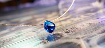 BLUE TEAR 可愛らしいドロップタイプフォルムペンダントです。色合いは、ライトアクアマリンブルーとライトスカイブルーを使用しています。 ラフォルム ガラスジュエリー ガラスアクセサリー