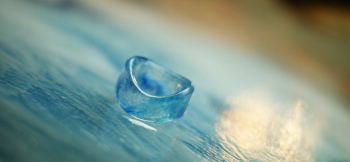 Forever like a beautiful ocean. 手のひら側も美しい曲線に仕上がっています。 ラフォルム ガラスジュエリー ガラスアクセサリー