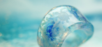 Forever like a beautiful ocean. リング一周を取り巻くようにホヌ(ウミガメ)とプルメリアの花、そしてご希望の日付を彫刻しています。 ラフォルム ガラスジュエリー ガラスアクセサリー