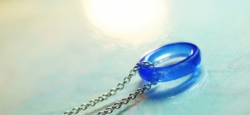 ラフォルム ガラスジュエリー ガラスアクセサリー Baby ring ～ 真実の青 ～ 美しく透明感のある色合いの約3号サイズのベビーリングペンダントです。お好きなチェーンやコードを通してお楽しみいただけます♪