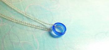 Baby ring ～ 真実の青 ～ とても小さな(約3号)のリングペンダントです♪お好きなチェーンやコードなどを通してお使いいただけます。 ラフォルム ガラスジュエリー ガラスアクセサリー