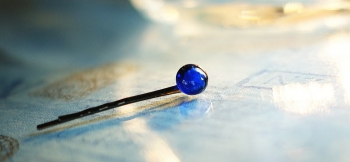 ラフォルム ガラスジュエリー ガラスアクセサリー Hair pin ～ 真実の青 ～ 小さくて可愛い青いトップ付きのヘアピンです。色々なシーンでお使いいただけそう♪暗闇でも神秘的な蓄光の光をお楽しみいただけます。
