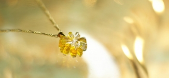 ラフォルム ガラスジュエリー ガラスアクセサリー Sparkling smile ～ きらめく笑顔 ～ サクラの花のように可愛いフラワーペンダントです。表面にも葉脈などを彫刻を施していますので、光を受けてキラキラと輝きます。透明感のあるイエローとア…