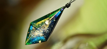 ラフォルム ガラスジュエリー ガラスアクセサリー 銀河百花繚乱 ～ エメラルドの宇宙 ～ 未知なる大宇宙の銀河の煌きをガラスの中に表現した『銀河百花繚乱』のイメージを、グリーンのベースカラーで再現した世界にひとつのオリジナル五面体ペンダントが完成い…