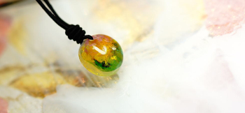 花園に包まれて 色合いのグラデーションをお楽しみください。 ラフォルム ガラスジュエリー ガラスアクセサリー