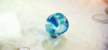 ラフォルム ガラスジュエリー ガラスアクセサリー Blue rainbow クリアーベースに水色系の濃淡とホワイトを虹のように施しました。また、優しく輝くラメを虹のデザインに沿うように施しています。存在感のあるフォルムは可愛らしくふっくらした不定形…