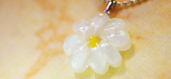 Pure white clover 瑞々しい可愛らしい花一輪です。 ラフォルム ガラスジュエリー ガラスアクセサリー