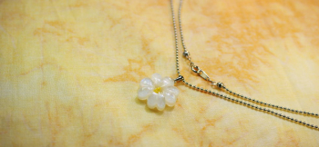 Pure white clover ブルーのラメがとてもきれいです。 ラフォルム ガラスジュエリー ガラスアクセサリー