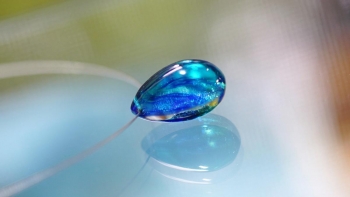 ラフォルム ガラスジュエリー ガラスアクセサリー 人魚のBlue tearⅡ ピュアな人魚の涙色。その涙にはどんな思いが溢れているのでしょう。
透明感のある澄んだ美しいアクアマリンブルーやターコイズブルーをベースに、煌くダイクロ偏光ガラスと共に流…
