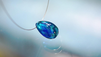 人魚のBlue tearⅡ ふっくらとした立体的なしずくのフォルム。 ラフォルム ガラスジュエリー ガラスアクセサリー