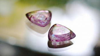 ラフォルム ガラスジュエリー ガラスアクセサリー Reuleaux triangleⅡ 「ルーローの三角形」というギターピックのように各辺にふくらみを持たせた正三角形のフォルムの内部、ガラスの中央部分に表裏どちらからも一つの同じ銀河の渦を垣間見るこ…