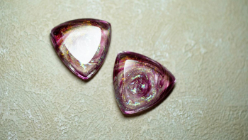 Reuleaux triangleⅡ 「ルーローの三角形」というギターピックのように各辺にふくらみを持たせた正三角形のフォルム。 ラフォルム ガラスジュエリー ガラスアクセサリー