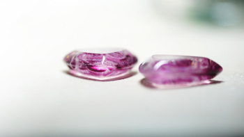 Reuleaux triangleⅡ クリアーベースに赤紫系の「フクシャピンク」、そしてダイクロガラスや蓄光素材を、繊細なマーブル模様に。 ラフォルム ガラスジュエリー ガラスアクセサリー