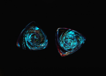 Reuleaux triangleⅡ 暗闇でも存在を感じられる蓄光加工。 ラフォルム ガラスジュエリー ガラスアクセサリー
