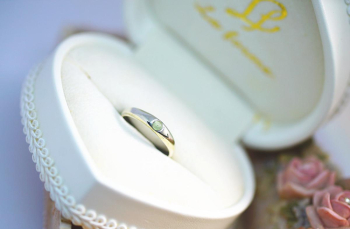 みどりのたからもの ～ Memory Ring ～ 想いを込めた一点もののリメイクリング。思い出のガラスを小さなトップに再加工。 ラフォルム ガラスジュエリー ガラスアクセサリー