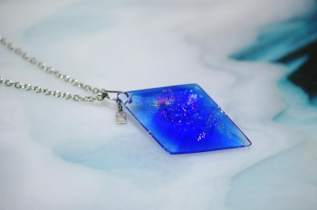 Lucent Memory ～ 星の光を宿すもの ～ ラフォルムのオーダーメイドガラスペンダント。あなたの記憶とともに、光のかけらがそっと寄り添います。 ラフォルム ガラスジュエリー ガラスアクセサリー