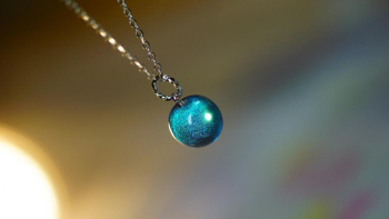 Refreshing aqua planetⅡ 小ぶりの球体ペンダント。 ラフォルム ガラスジュエリー ガラスアクセサリー