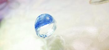 ラフォルム ガラスジュエリー ガラスアクセサリー Freezing ice クリアーベースで、内部にブルー系のマーブル加工をしています。フォルムは、トップ部分のみふっくらしていて、リング部分は細身ですので、とてもはめやすいフォルムです。爽やかで可愛…