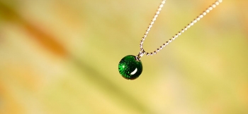 ラフォルム ガラスジュエリー ガラスアクセサリー Dichroic planet width circle ～ Forest ～ 『Dichroic planet width circle ～ Aqua ～』のトップをベースに、グリーン系に変更して…