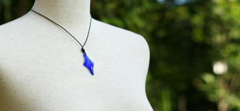 Jewelry ancients 身に着けたイメージ。長さは90cmまでフリーサイズです。お好みの長さでお着けください。 ラフォルム ガラスジュエリー ガラスアクセサリー