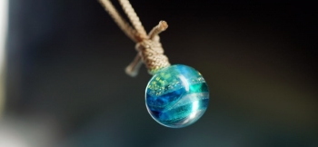 ラフォルム ガラスジュエリー ガラスアクセサリー 氷泪石 ～ Dichroic planet ～ 濃淡の水色の色合いの中にダイクロの煌きが眩く映え、爽やかで美しい神秘的な表現が印象的な球体フォルムのオリジナルペンダントが完成いたしました。見る角度に…
