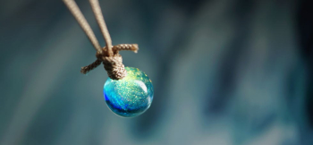 氷泪石 ～ Dichroic planet ～ 美しく印象的なオリジナル球体ペンダント。 ラフォルム ガラスジュエリー ガラスアクセサリー