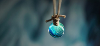 氷泪石 ～ Dichroic planet ～ 可愛らしいフォルムと爽やかな色合いです。 ラフォルム ガラスジュエリー ガラスアクセサリー