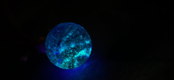 氷泪石 ～ Dichroic planet ～ 神秘的な蓄光の光をお楽しみください。 ラフォルム ガラスジュエリー ガラスアクセサリー
