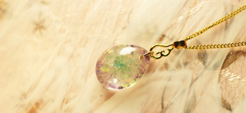 Sparkling memories 可愛らしいK18製のオリジナル羽のチャームが煌いています。 ラフォルム ガラスジュエリー ガラスアクセサリー
