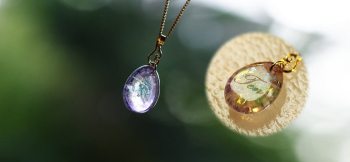 Sparkling memories 透明感のある色合い。裏面には文字彫刻を行いました。 ラフォルム ガラスジュエリー ガラスアクセサリー