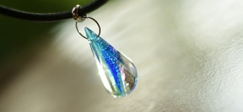 ラフォルム ガラスジュエリー ガラスアクセサリー SHARP and ROUND QUARTZ 空に向かって伸び行く先には、すばらしい夢が輝いています。そんなイメージを小さなガラスの世界に表現してみました。
片面は多面体風の円錐形に、また片面は抉…