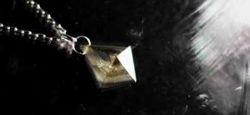 Nebula of Galaxy  ～ 銀河の星雲 ～ 縦25mmほどとちょうど身に付けやすいサイズです。 ラフォルム ガラスジュエリー ガラスアクセサリー