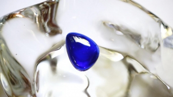 ラフォルム ガラスジュエリー ガラスアクセサリー BIG BLUE BERRY 『PETIT BLUE BERRY』のサイズを2倍にしてお作りした、世界にひとつのガラスのペンダントトップパーツ。コバルトブルー単色の美しい色味と優しいフォルムが印象的…