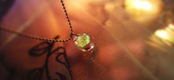 ラフォルム ガラスジュエリー ガラスアクセサリー Cat's eye ふっくら可愛らしいドロップタイプです。クリアーの内部には、猫の瞳をイメージした魅惑的なダイクロ偏光ガラスを施しています。透過時、反射時にはゴールド、グリーン、ブルー、ピンクなどの…