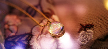 Cat's eye ダイクロ偏光ガラスが様々な色に美しく輝きます。 ラフォルム ガラスジュエリー ガラスアクセサリー