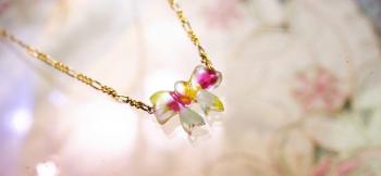ラフォルム ガラスジュエリー ガラスアクセサリー For little girl カラフルなドットデザインです。とても可愛らしいイメージの素敵なネックレスです。チェーンは、二種類のチェーンを一本にしたデザインチェーンをお付けしています。短めにしてチ…