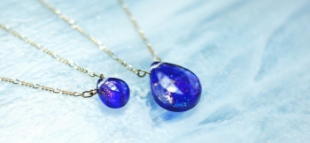 ラフォルム ガラスジュエリー ガラスアクセサリー Blue fairy ～ Large & Small ～ コバルトブルーの色合いの素敵なドロップタイプのペンダントを、サイズ違いでお作りしました。表面内部には大変美しいレインボーラメを施しました。太…