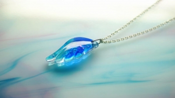 ラフォルム ガラスジュエリー ガラスアクセサリー Blue sky wing ～ 煌く空へ ～ 淡いブルー系を大胆なマーブル模様にし、ダイクロガラスや蓄光加工を施した片羽根タイプのペンダント。暗闇でご覧いただくと美しい蓄光の輝きをご覧いただけます。