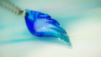 Blue sky wing ～ 煌く空へ ～ ダイクロ偏光ガラスが美しく輝きます。 ラフォルム ガラスジュエリー ガラスアクセサリー