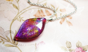 ラフォルム ガラスジュエリー ガラスアクセサリー Ruby leaf ルビー系の色味が美しい、立体的な葉をイメージしたフォルムが印象的なメモリアルペンダント。「思い出の大切なもの」を封入してまいりました。美しいダイクロガラスのテクスチャーのある煌き…