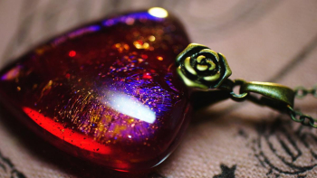 Memorial guitar pick emblem ギターのピックのようなエンブレムタイプペンダント。 ラフォルム ガラスジュエリー ガラスアクセサリー