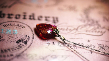 Memorial guitar pick emblem 美しいワインレッドの上品な色合い。光の透過反射で様々な表情に変化します。 ラフォルム ガラスジュエリー ガラスアクセサリー